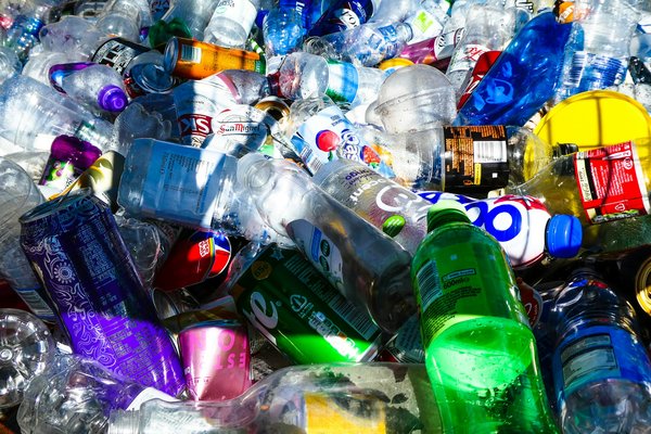 What are the 2023 guidelines for UK businesses to reduce single-use plastic in their operations?