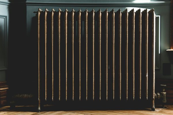 What are the criteria for choosing energy-efficient heating systems in older homes in Bath?